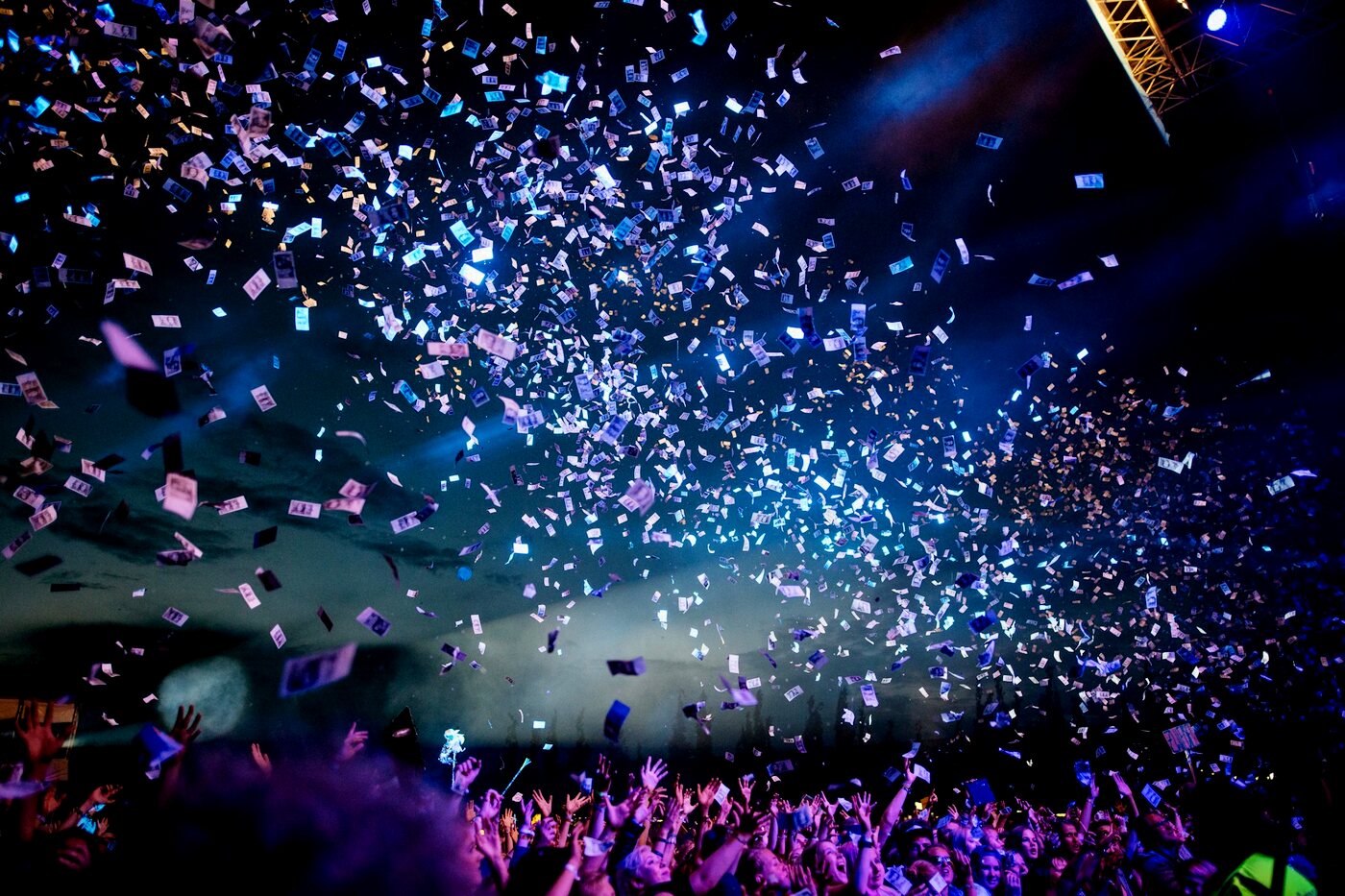 Soirée dansante avec effets lumineux et fumée lourde